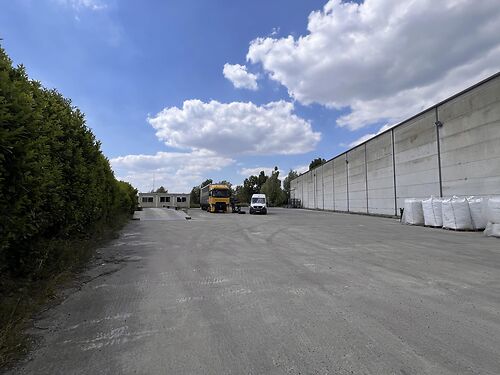 Magazijn met verhard buitenterrein vlakbij E17 en centrum van Waregem