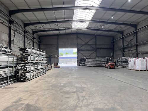 Magazijn met verhard buitenterrein vlakbij E17 en centrum van Waregem
