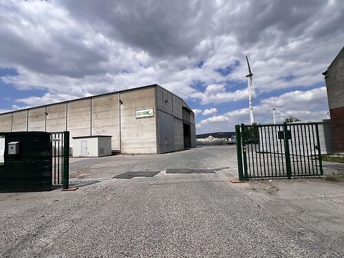 Magazijn met verhard buitenterrein vlakbij E17 en centrum van Waregem