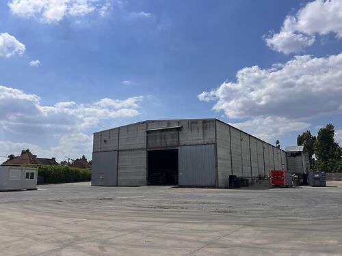 Magazijn met verhard buitenterrein vlakbij E17 en centrum van Waregem