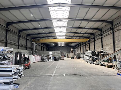 Magazijn met verhard buitenterrein vlakbij E17 en centrum van Waregem