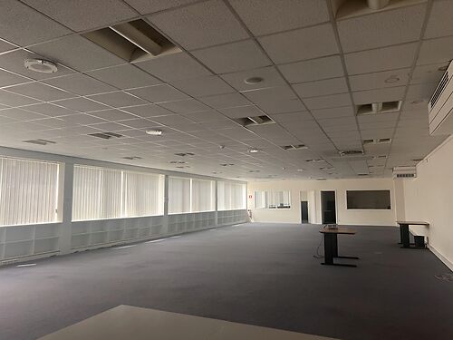 Magazijn met kantoor en showroom in de haven van Gent, met vlotte verbinding via de R4