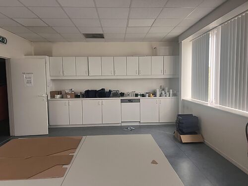 Magazijn met kantoor en showroom in de haven van Gent, met vlotte verbinding via de R4