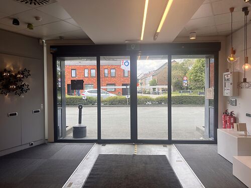 Magazijn met kantoor en showroom in de haven van Gent, met vlotte verbinding via de R4