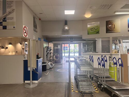 Magazijn met kantoor en showroom in de haven van Gent, met vlotte verbinding via de R4