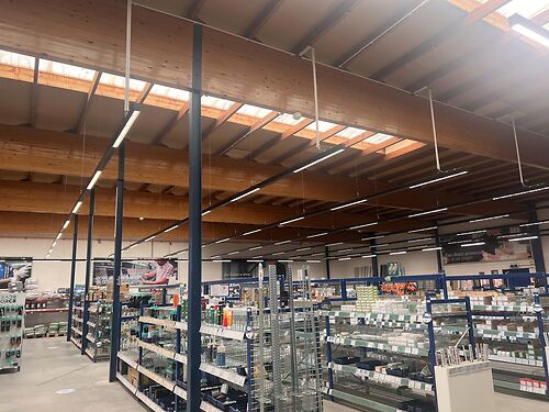 Magazijn met kantoor en showroom in de haven van Gent, met vlotte verbinding via de R4