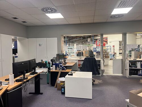 Magazijn met kantoor en showroom in de haven van Gent, met vlotte verbinding via de R4