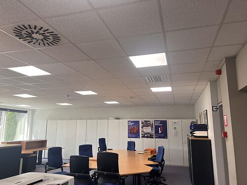 Magazijn met kantoor en showroom in de haven van Gent, met vlotte verbinding via de R4