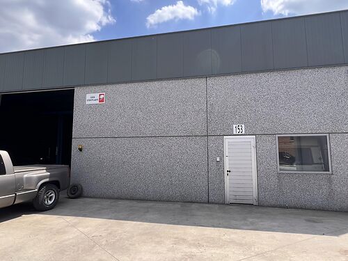 Magazijn vlakbij de R8 te Wevelgem (Kortrijk)