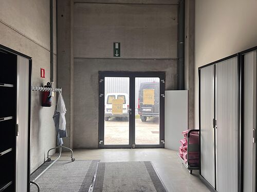 Magazijn met kantoor en terras nabij de R4, E40 en E17 te Mariakerke (Gent)