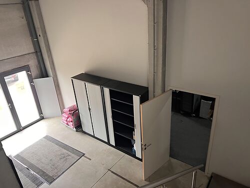 Magazijn met kantoor en terras nabij de R4, E40 en E17 te Mariakerke (Gent)