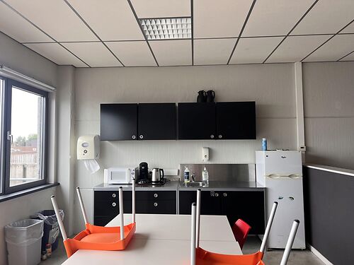 Magazijn met kantoor en terras nabij de R4, E40 en E17 te Mariakerke (Gent)