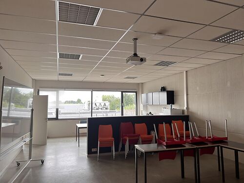 Magazijn met kantoor en terras nabij de R4, E40 en E17 te Mariakerke (Gent)