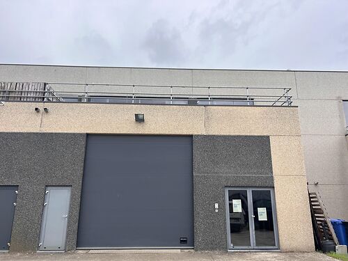Magazijn met kantoor en terras nabij de R4, E40 en E17 te Mariakerke (Gent)