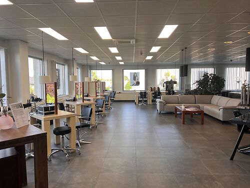 Kantoorgebouw in industriepark te Kuurne, net buiten de ring van Kortrijk