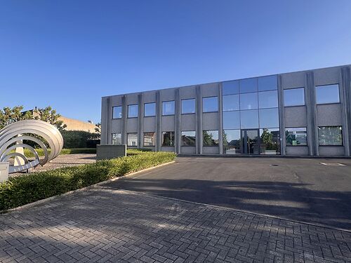 Kantoorgebouw in industriepark te Kuurne, net buiten de ring van Kortrijk
