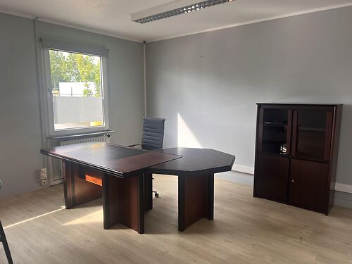 Alleenstaand kantoorgebouw langs de R4 te Wondelgem (Gent)