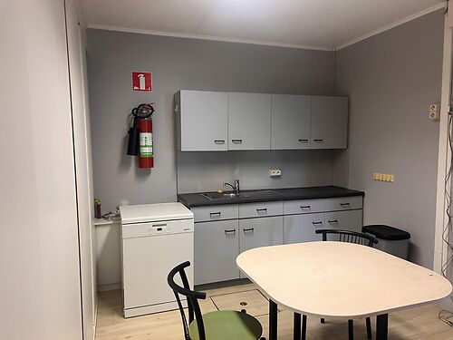 Alleenstaand kantoorgebouw langs de R4 te Wondelgem (Gent)