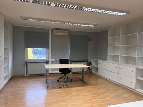 Alleenstaand kantoorgebouw langs de R4 te Wondelgem (Gent)