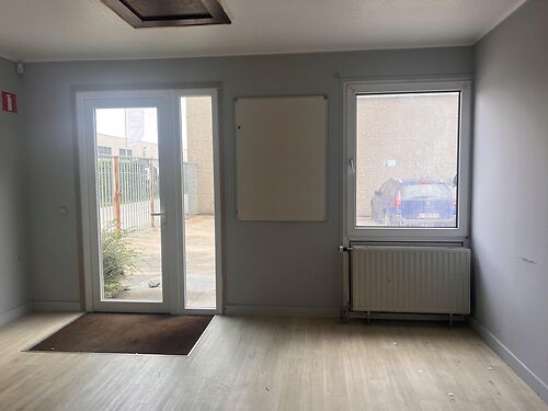 Alleenstaand kantoorgebouw langs de R4 te Wondelgem (Gent)