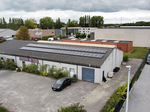 Magazijn met woning en kantoor te koop in industriezone te Lebbeke