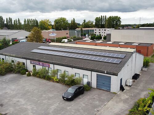 Magazijn met woning en kantoor te koop in industriezone te Lebbeke