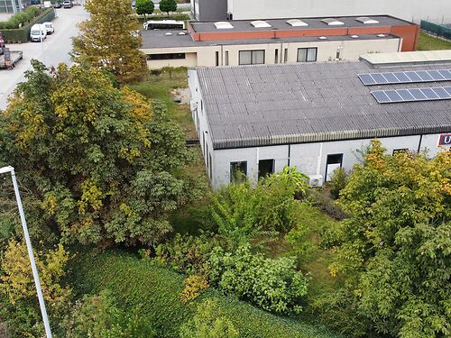 Magazijn met woning en kantoor te koop in industriezone te Lebbeke
