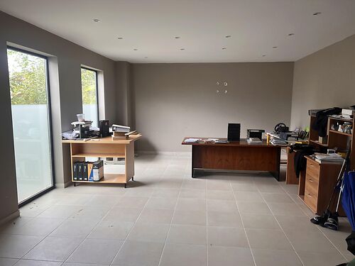 Magazijn met woning en kantoor te koop in industriezone te Lebbeke