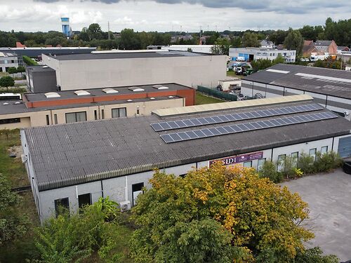 Magazijn met woning en kantoor te koop in industriezone te Lebbeke