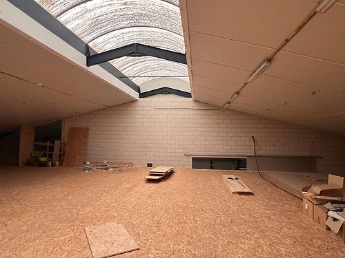 Magazijn met woning en kantoor te koop in industriezone te Lebbeke