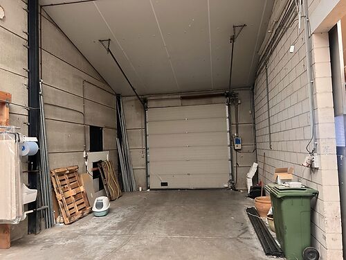 Magazijn met woning en kantoor te koop in industriezone te Lebbeke