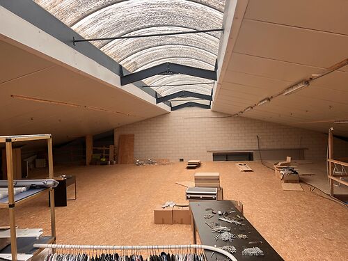 Magazijn met woning en kantoor te koop in industriezone te Lebbeke