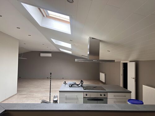Magazijn met woning en kantoor te koop in industriezone te Lebbeke