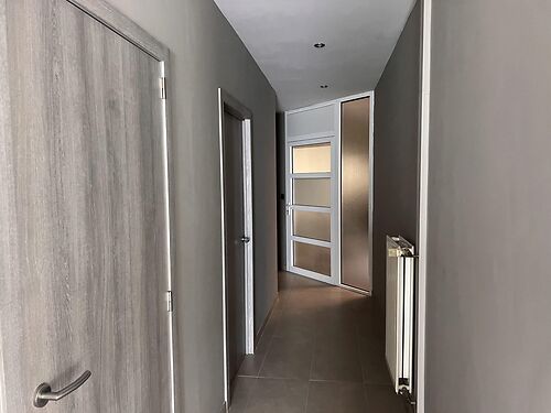 Magazijn met woning en kantoor te koop in industriezone te Lebbeke