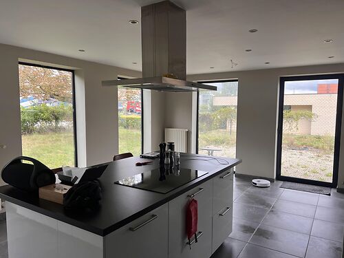 Magazijn met woning en kantoor te koop in industriezone te Lebbeke