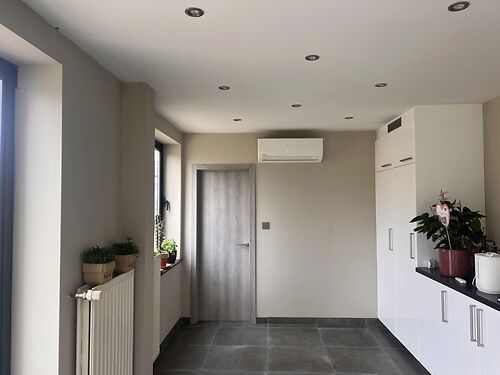 Magazijn met woning en kantoor te koop in industriezone te Lebbeke