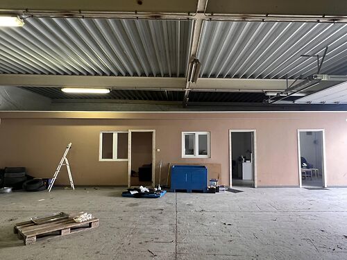 Magazijn met kantoor te Evergem