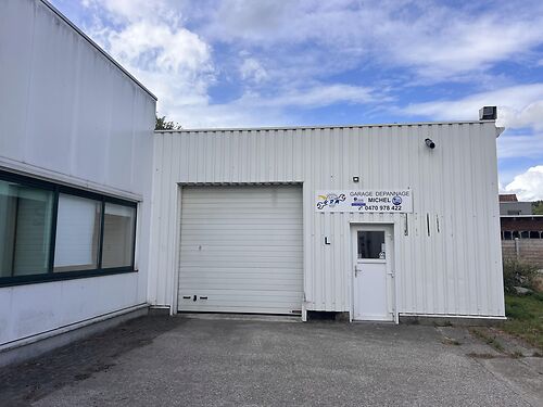 Magazijn met kantoor te Evergem