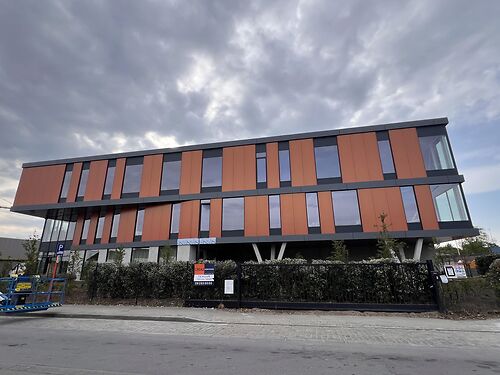 Kantoor op het tweede verdiep langs de E17 te Gentbrugge 