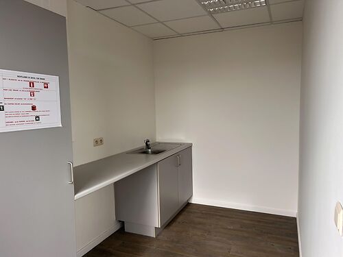 Functionele en budgetvriendelijke kantoren aan E40 te Drongen