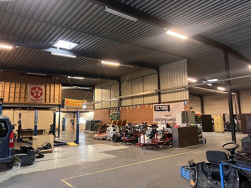 Magazijnen met mogelijkheid tot kantoor langs de E40 te Drongen