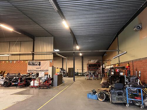 Magazijnen met mogelijkheid tot kantoor langs de E40 te Drongen