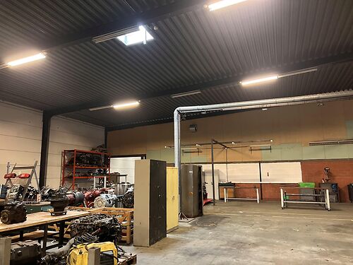 Magazijnen met mogelijkheid tot kantoor langs de E40 te Drongen