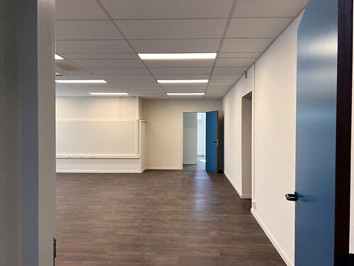 Lichtrijk kantoor vlakbij de Gentse haven en met vlotte verbinding via de R4 te Gent