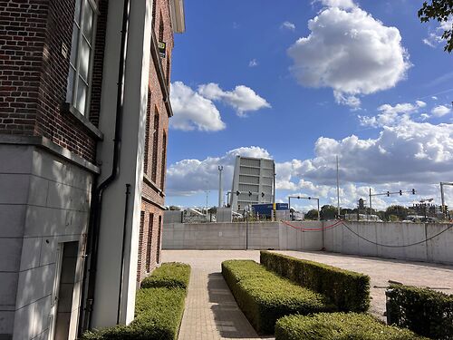 Lichtrijk kantoor vlakbij de Gentse haven en met vlotte verbinding via de R4 te Gent