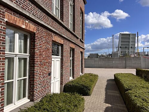 Lichtrijk kantoor vlakbij de Gentse haven en met vlotte verbinding via de R4 te Gent