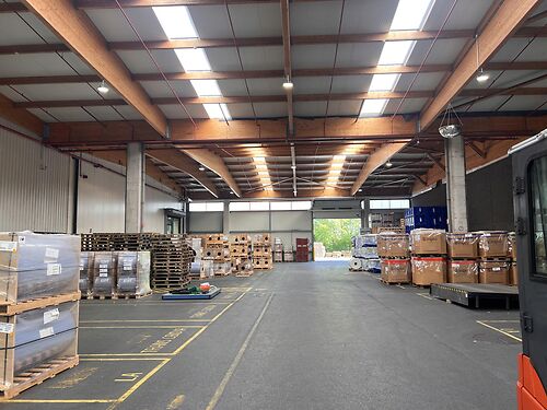 Magazijn met kantoren en buitenterrein in de Gentse haven, vlakbij de R4 te Gent (Desteldonk)