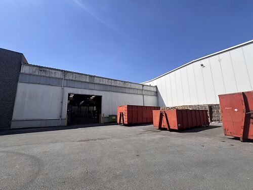 Magazijn met kantoren en buitenterrein in de Gentse haven, vlakbij de R4 te Gent (Desteldonk)