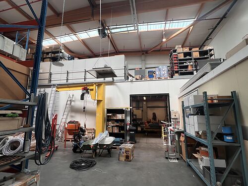 Magazijn met kantoren en buitenterrein in de Gentse haven, vlakbij de R4 te Gent (Desteldonk)