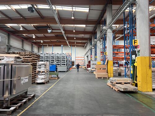 Magazijn met kantoren en buitenterrein in de Gentse haven, vlakbij de R4 te Gent (Desteldonk)